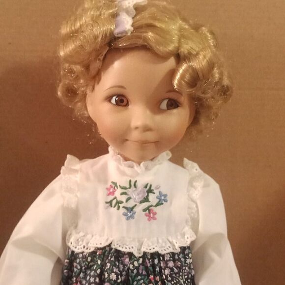 GOLDILOCKS 15" porcelain doll NIB COMPLETE AND ORIGINAL PACKAGING - Picture 2 of 9
